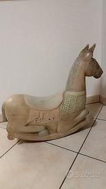 Cavallo a dondolo decorativo in legno intagliato