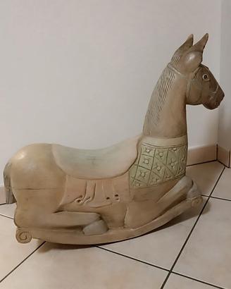 Cavallo a dondolo decorativo in legno intagliato