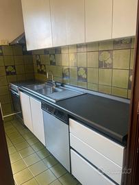 Cucina con elettrodomestici