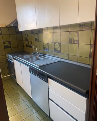 Cucina con elettrodomestici