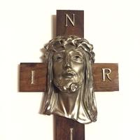 Crocifisso in legno con volto di Cristo in metallo