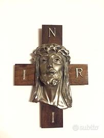 Crocifisso in legno con volto di Cristo in metallo