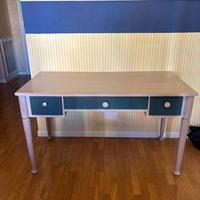 Scrivania in legno con 3 cassetti