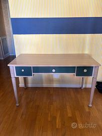 Scrivania in legno con 3 cassetti