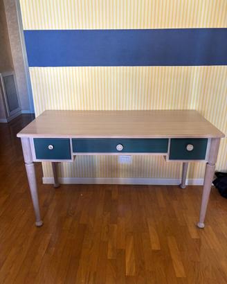 Scrivania in legno con 3 cassetti
