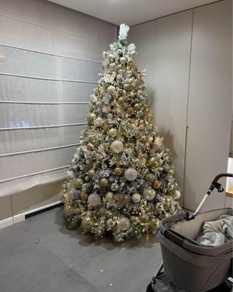 Albero di  natale innevato