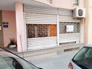 Locale commerciale al centro pressi viale Italia