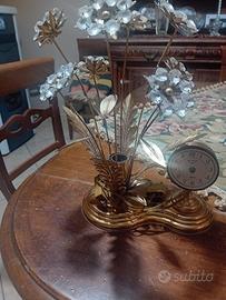 lume dorato ad orologio con fiori di vetro