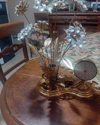 lume dorato ad orologio con fiori di vetro
