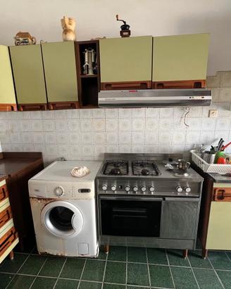 cucina completa in legno tavolo sedie frigo  gas