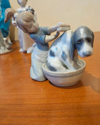 LLADRÓ Figurina Il Bagno Del Cane. Ragazza