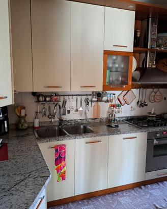 Cucina completa con base in marmo.