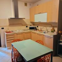 cucina completa con tavolo in cristallo