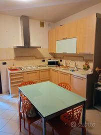 cucina completa con tavolo in cristallo