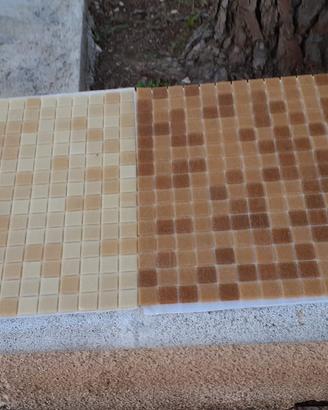 Mosaico bicolore o monocolore in pasta di vetro in