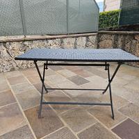 Tavolino in rattan per esterni e quattro sedie 