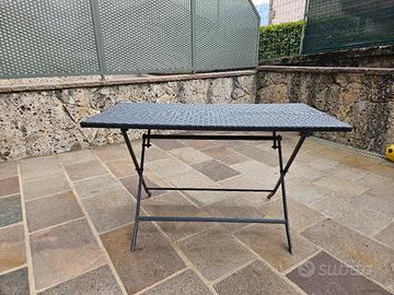 Tavolino in rattan per esterni e quattro sedie 