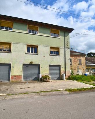 Palazzo / Stabile di 555 m² con più di 5 locali a 