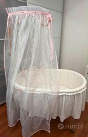 Culla vimini tutta rivestita in organza e fiocchi