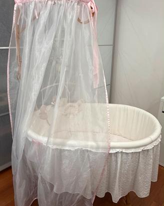 Culla vimini tutta rivestita in organza e fiocchi