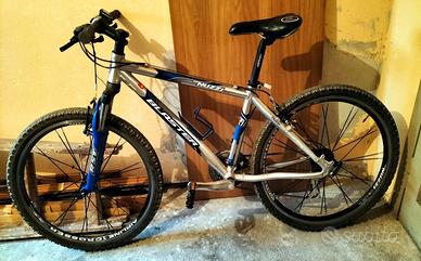 MOUNTAIN BIKE *NUZZI BLASTER* con accessori