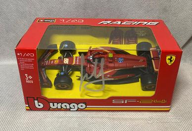 modellino Ferrari autografato da Carlos Sainz 