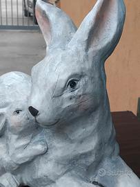 Splendida Scultura Maternità Coppia di Conigli
