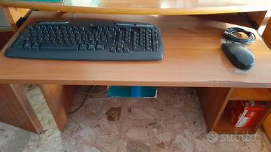 Scrivania per computer marrone chiaro