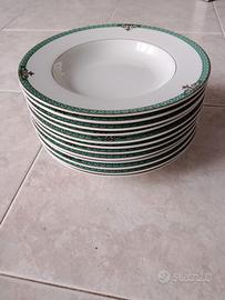 servizio di piatti completo.