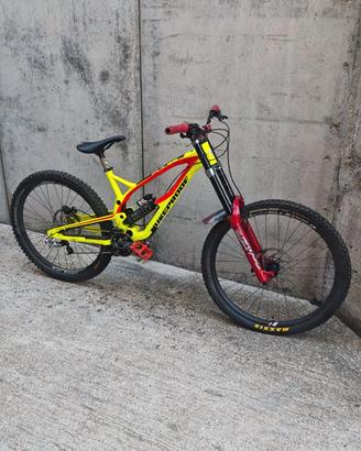 DH Nukeproof Pulse Mullet e Dirt NS Metropolis 2