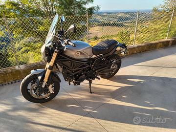 Moto Benelli Leoncino 800.
