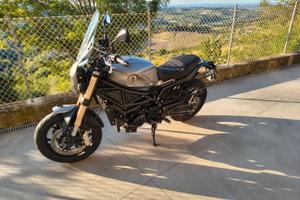 Moto Benelli Leoncino 800.