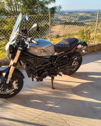 Moto Benelli Leoncino 800.