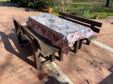 Tavolo e panche da giardino