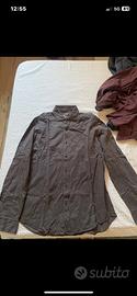 Camicia grigia scura uomo