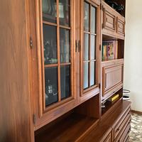 Mobile soggiorno in legno massello con vetrinette