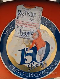 Tabella in metallo caramelle Leone . Misura 44 x 3