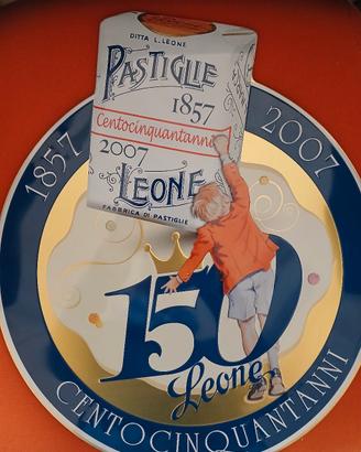 Tabella in metallo caramelle Leone . Misura 44 x 3