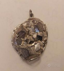 Ciondolo in pirite naturale color argento chiaro s