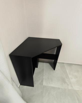 Mobiletto nero ad angolo – H 75 × L 72 × P 72 cm