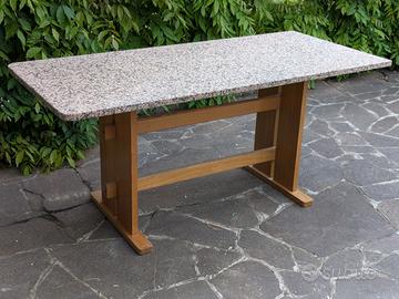 Tavolo legno massiccio con piano in granito rosa