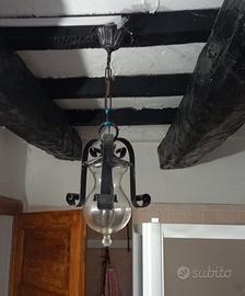 Lampadario in ferro battuto e vetro