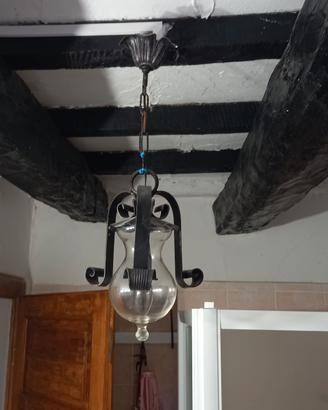 Lampadario in ferro battuto e vetro