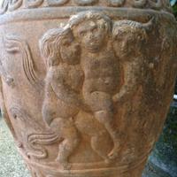 VASO TERRACOTTA ANTICO CON PUTTI IN BASSORILIEVO