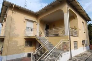 Immobile in asta di 355 m² con 5 locali a Langhira