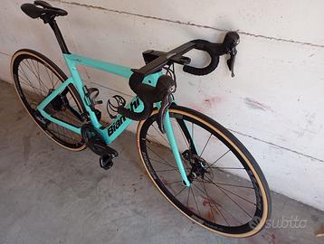 Bici da corsa elettrica Bianchi Aria e road  carbo