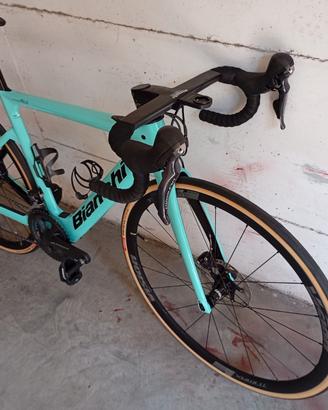 Bici da corsa elettrica Bianchi Aria e road  carbo
