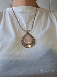 Collana con pendente a goccia  pietra rosa