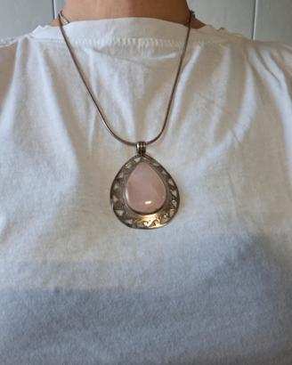 Collana con pendente a goccia  pietra rosa