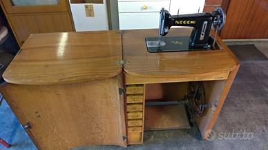 Macchina da cucire Necchi con mobile d'epoca